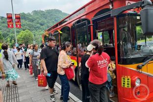 记者：欧洲多支俱乐部都在关注莱奥明年夏天的情况